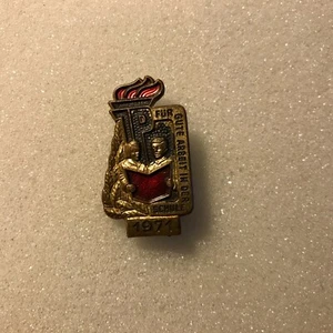 Original Vntg Lapel Badge Fur Gute Arbeit in der Schule Good Work in School 1971 - Picture 1 of 2