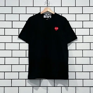 CAMISETA COMME DES GARCONS CDG PLAY RED HEART X INVADER NEGRA AZ-T322-051-1 - Imagen 1 de 2