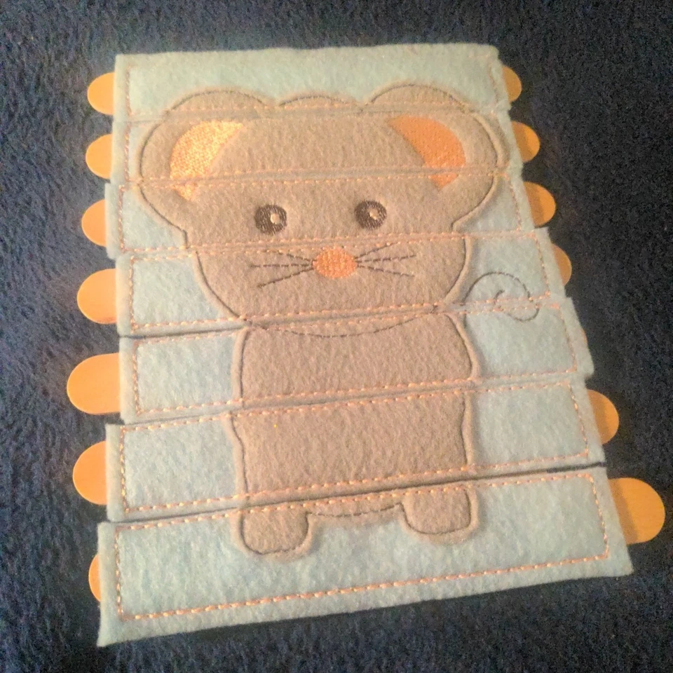 Rompecabezas de palo de fieltro hecho a mano - lindo ratón gris, fondo azul ls Foto 1 de 4