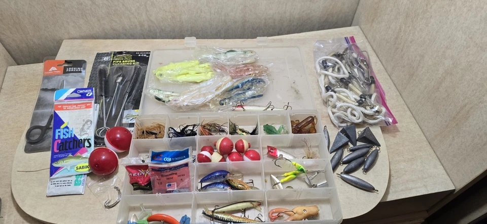 Gran Lote de Aparejos de Pesca - Señuelos, Plásticos Blandos, Bobbers, Sinkers, Plataformas Sabiki, Foto 1 de 4