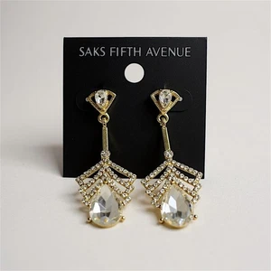 Pendientes colgantes Saks Fifth Avenue oro y cristal transparente Art Deco - NUEVO en tarjeta - Imagen 1 de 5