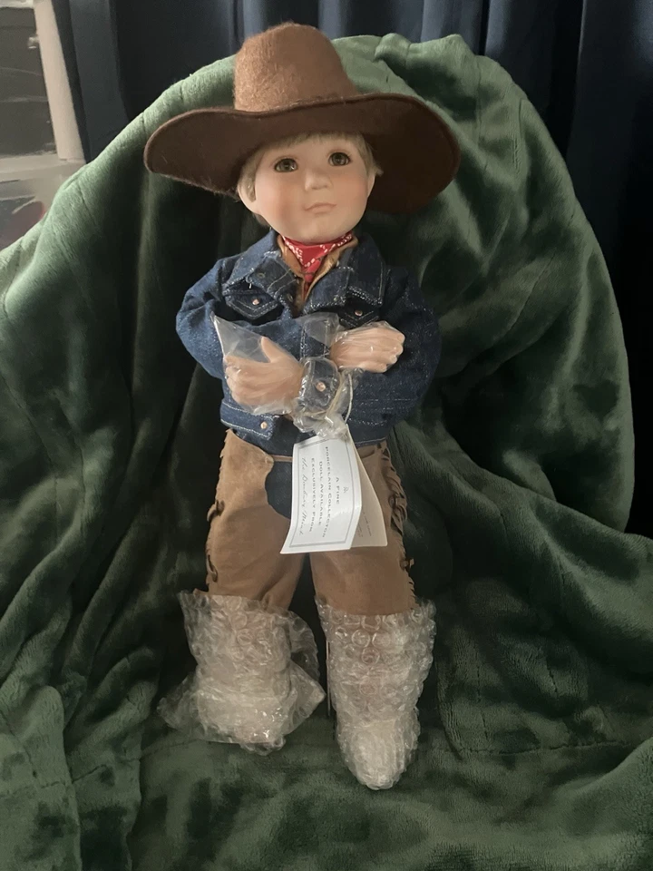 ¡Nuevo! "Muñeco de porcelana Danbury Mint Wrangler Boy 15-16"" de alto estatuilla" Foto 1 de 4