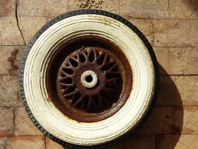 ROUE POUR VOITURE à PEDALE ANCIEN 1960/70 ? vintage collection - Photo 1/4