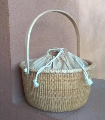 BASKET NANTUCKET STYLE ROUND SHAPE BASKET PURSE  HANDLE FABRIC LINING PLUS TIE - Image 1 of 4