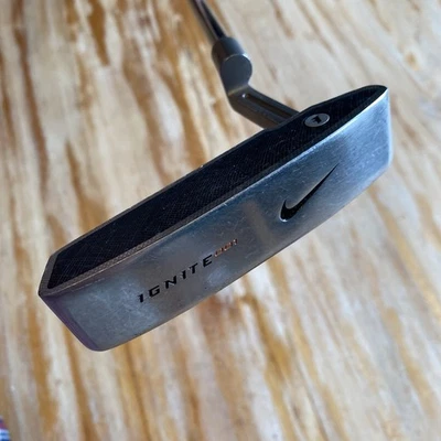 "Putter Nike Ignite 001 34"" pulgadas para diestros con cubierta necesita nuevo agarre" Foto 1 de 4