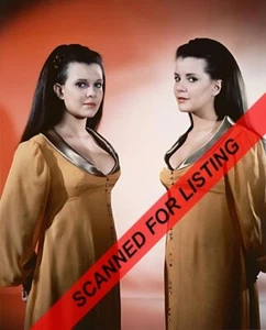 FOTO A COLOR 8X10 #2653 Twins of Evil (1971) Collinson Sisters - Imagen 1 de 1