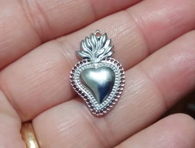 1pz charm ciondoli cuore sacro in acciaio inox 25x15mm colore platino bijoux - Immagine 1 di 2