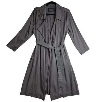 Trench coat Badgley Mischka L cinza linhas de couro sintético com cinto. Flowy Simple - Imagem 1 de 4