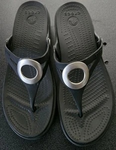 Crocs Silver Beveled Circle Wedge Sandals Women's Size 8 Black Barely Used - Picture 1 of 4