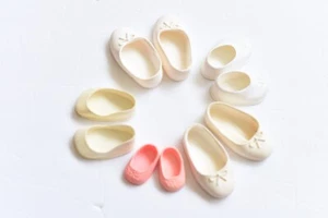 5 paia di scarpe/piatti vintage in vinile modellato slip-on per bambole taglie assortite (R) - Foto 1 di 3