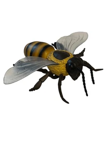 Safari LTD Honey Bee Incredible Creatures Figure - Picture 1 of 7
