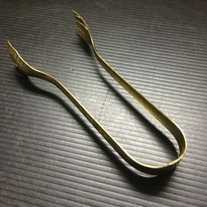 Vintage 1970er Messingzange mit Krallenzinken & detaillierter Gravur für Eis/Zucker 6 Zoll - Bild 1 von 6