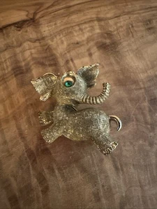 Spilla elefante bambino vintage testurizzata tono oro spilla occhi verdi - Foto 1 di 6