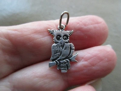 PRETTY VINTAGE CUTE STERLING SILVER SMALL WISE OWL BIRD BRANCH FOB CHARM PENDANT - Image 1 of 2