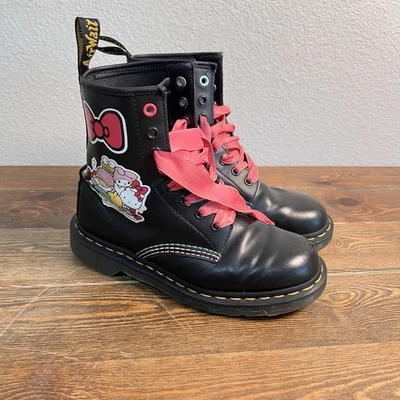 Botas de couro Dr. Martens Hello Kitty & Friends 1460 tamanho 6 - Imagem 1 de 4