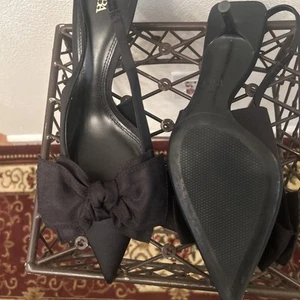 Zara Black Pointed Toe Heeled Faux Patent Leather mules With Bow Size 39 - Imagen 1 de 5
