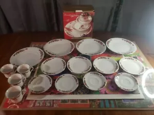 Poinsettia & Ribbons 16 PC Porcelain Holiday Dinnerware Set for 4 New - Picture 1 of 6