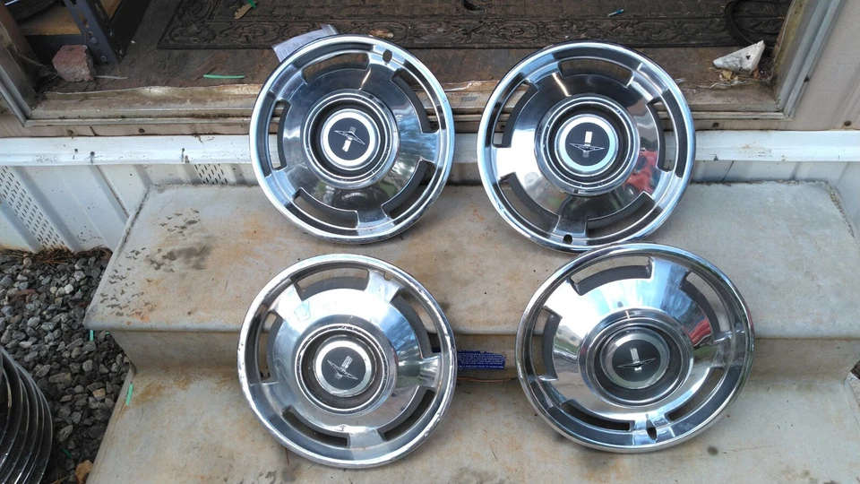 Chevy Corvair Monza 1965 13" cubiertas de rueda, tapacubos, juego de 4 Foto 1 de 4