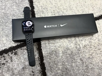 Apple Watch SE Nike 44mm Space Grau Aluminiumgehäuse mit  Schwarz Sportarmband - Bild 1 von 4