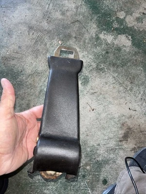 Ford Mustang 1965 1966 1967 OEM cinturón de seguridad delantero retractor negro fecha codificada Foto 1 de 4