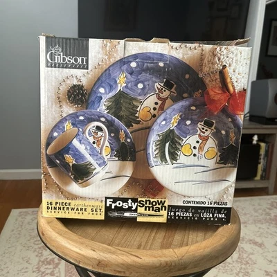 Gibson FROSTY Muñeco de Nieve 16 Piezas Juego de Vajilla de Cena Nuevo en Caja De Colección Foto 1 de 4