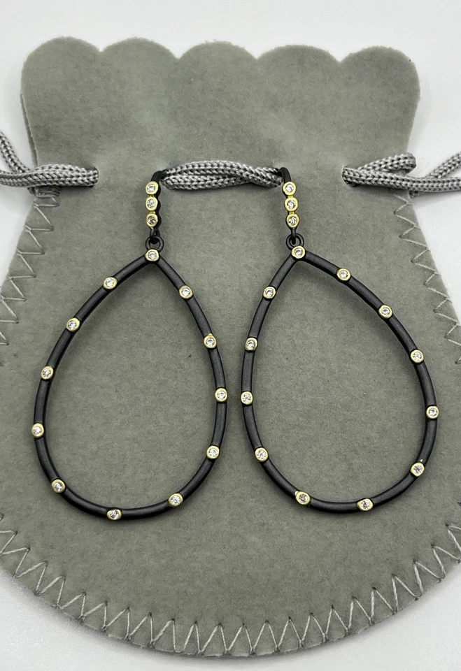 Brinco Freida Rothman moldura preta e dourada lágrima NOVO - Imagem 1 de 3