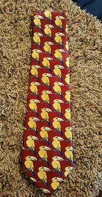 CORBATA POLO MARCO TUCANES AMARILLOS CON DETALLES AZULES SOBRE FONDO GRANATE  Foto 1 de 4
