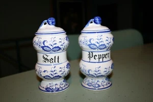 Vintage Arnhart Japan Blue Onion Stovetop 5 1/2" Tall Salt & Pepper Shakers - Picture 1 of 6