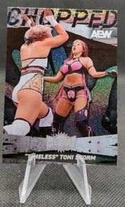 2025 Skybox Metal Universe AEW Chopped #CP-18 "Timeless" Toni Storm Card  - Bild 1 von 2