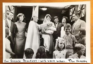 Foto firmada por Ethel Kennedy 1963 Chris Kennedy bautismo JFK RFK Cushing 6x4 sin certificado de autenticidad - Imagen 1 de 10