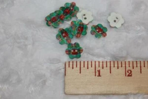3 dozen red green plaid 2 hole buttons plastic daisy flower shaped buttons 5/8" - Picture 1 of 1