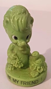 Figura Anthropomorphic Squirrel Be My Friend 1975 Russ Berrie verde 3 pulgadas - Imagen 1 de 6
