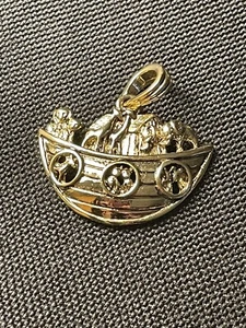 Noahs Ark Gold Tone Pendant Used Elephants Giraffes Shiny - Picture 1 of 3