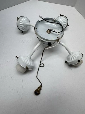 Kit de luces de ventilador de techo vintage de cuatro luces acabado blanco retro con TIRÓN DE LATÓN Foto 1 de 4