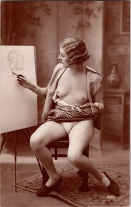 Upskirt minimalist dress French nude woman original old 1920s photo postcard - Imagen 1 de 2