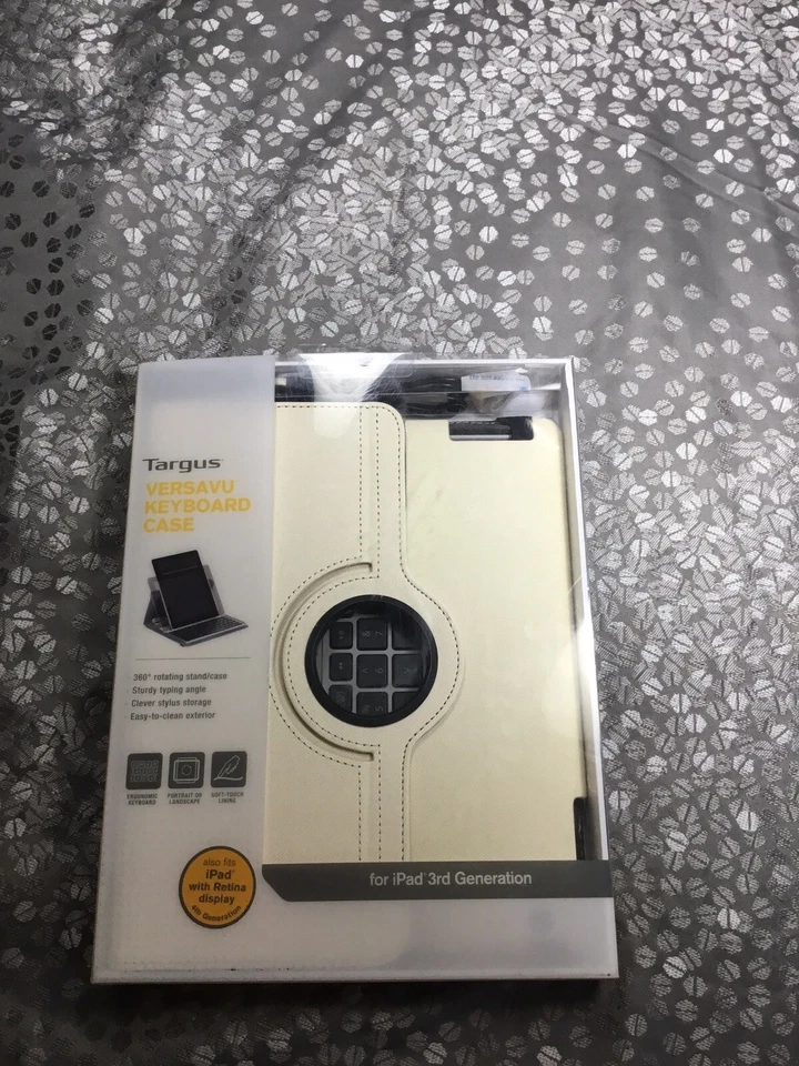 Contenido de la funda del teclado Targus teclado y funda Versace, cable de carga mini USB.  Foto 1 de 4