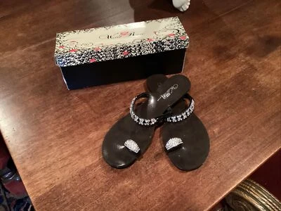 Sandalias planas Wild Rose con estrás para mujer. Diseño de puntera brillante. Negro. Talla 7,5 Foto 1 de 4