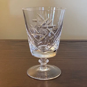 Vaso de jugo con patas de cristal Ajka Hungría en patrón Csopack - cortes de molinete - Imagen 1 de 11