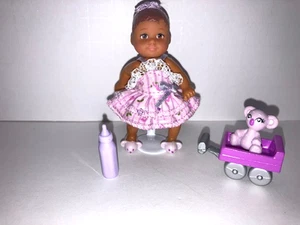 Barbie Happy Family Neighborhood Krissy con accesorios y soporte Kaiser - Imagen 1 de 5