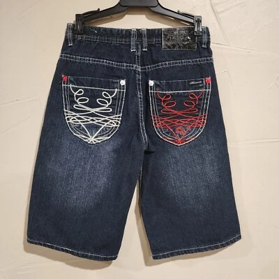 Shorts jeans Akademiks masculino lavagem escura tamanho 16 detalhe vermelho jeans - Imagem 1 de 4