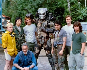 Foto 42 de Predator 1987 8X10 Kevin Peter Hall/Stan Winston y tripulación - Imagen 1 de 4