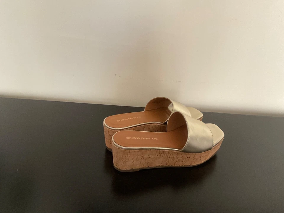 ANDRE ASSOUS Mujer Plataforma Dorada Acento Corcho Metálico Acolchado Talla 8 Foto 1 de 4