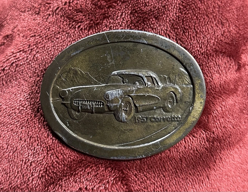 Corvette Chevy 1957 auto coleccionista tono latón Indiana metal artesanía hebilla de cinturón Foto 1 de 4