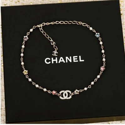 Collar corto de perlas CCS con incrustaciones de cristal de Swarovski herrajes de oro claro CHANEL 24C Foto 1 de 4