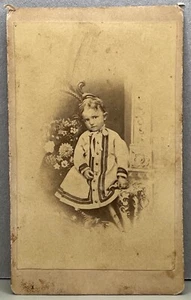 Foto antigua CDV adorable niño cabeza inclinada fondo floral - Imagen 1 de 3