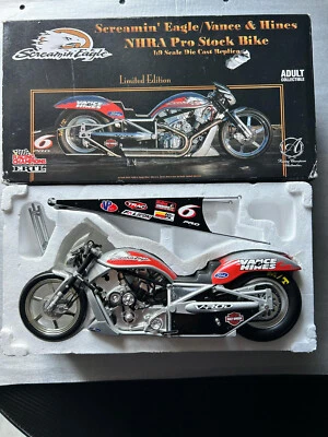 Modellino moto Harley Davidson Screamin' Eagle/Vance & Hines 1:9 nuovo - Immagine 1 di 4