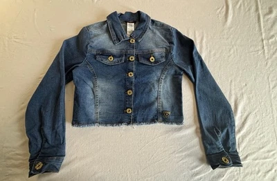 Chaqueta vaquera recortada mediana Guess Kids 10/12 dobladillo crudo botón dorado azul Jean Foto 1 de 4