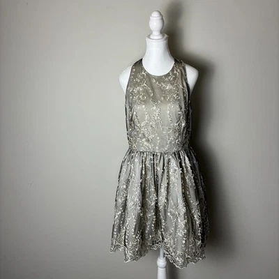 NUEVO Vestido Bebe Para Mujer 10 Gris Bordado Floral Ajuste y Acampanado Corredor Espalda Fiesta Foto 1 de 4
