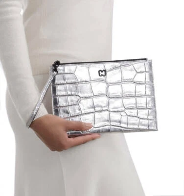 NUEVO CON ETIQUETAS $225 Eric Javits Bolso de Mano Bolso de Mano Bolso de Cocodrilo Plateado Estuche Foto 1 de 4