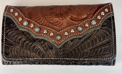 Длинный бумажник American West складного сложения из тисненой кожи с заклепками - Изображение 1 из 4